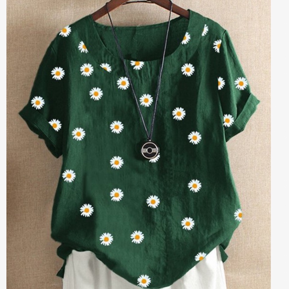 Adorable dark green with daisies blouse, NWT
